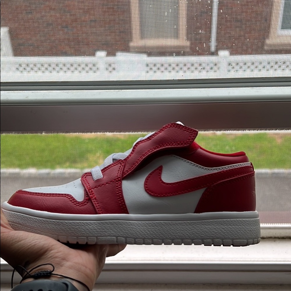 I am selling unisex boys / girls preschool sneakers .